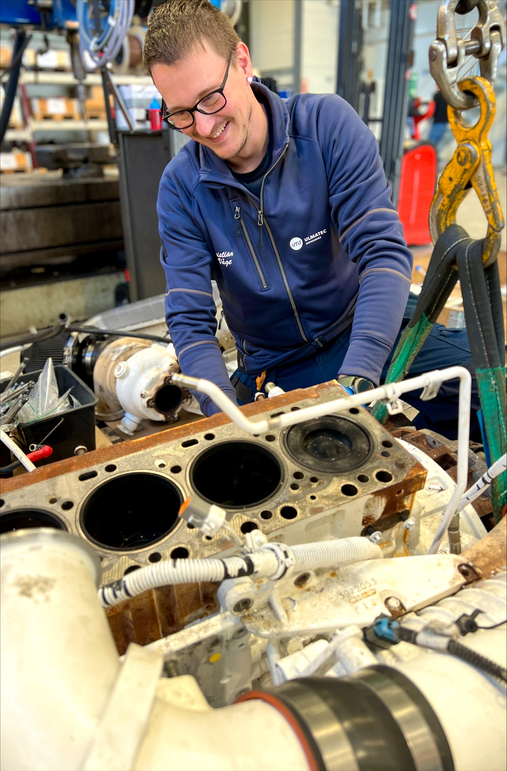 Mekaniker arbeid på motor 2 Mekaniker arbeid på motor 2